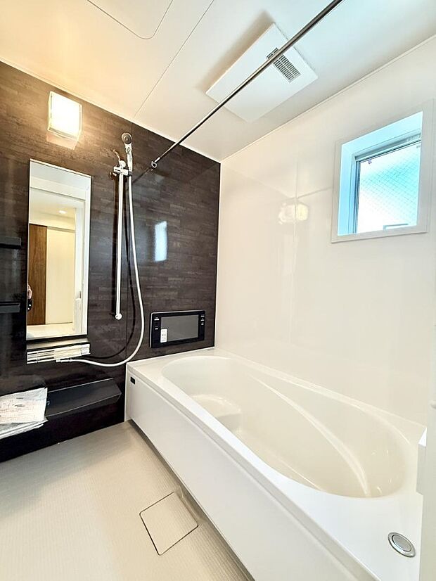 ■落ち着いた色合いの壁面、ゆっくり寛げるバスルーム