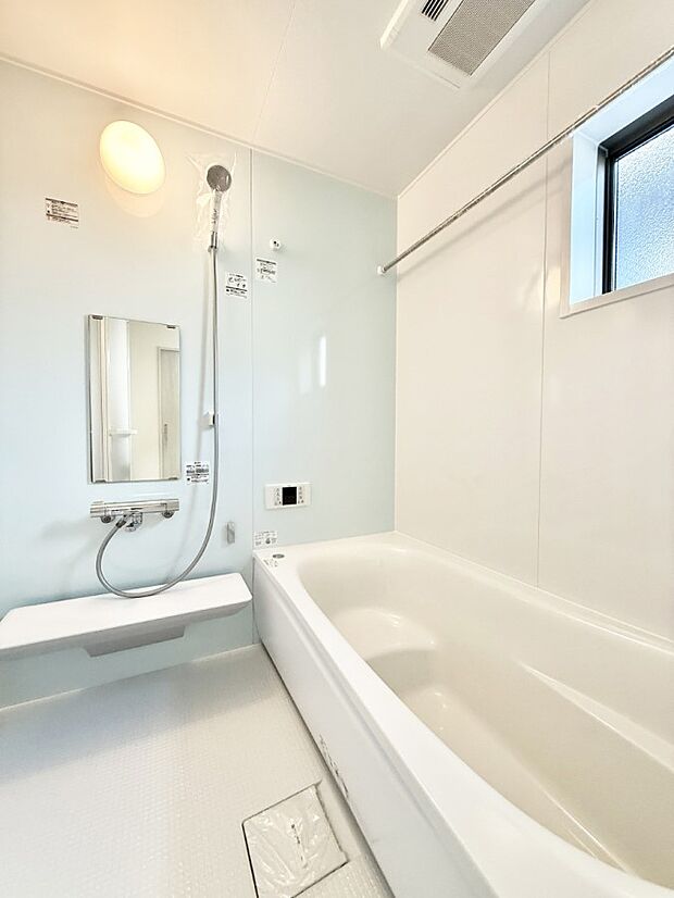 ■落ち着いた色合いの壁面、ゆっくり寛げるバスルーム