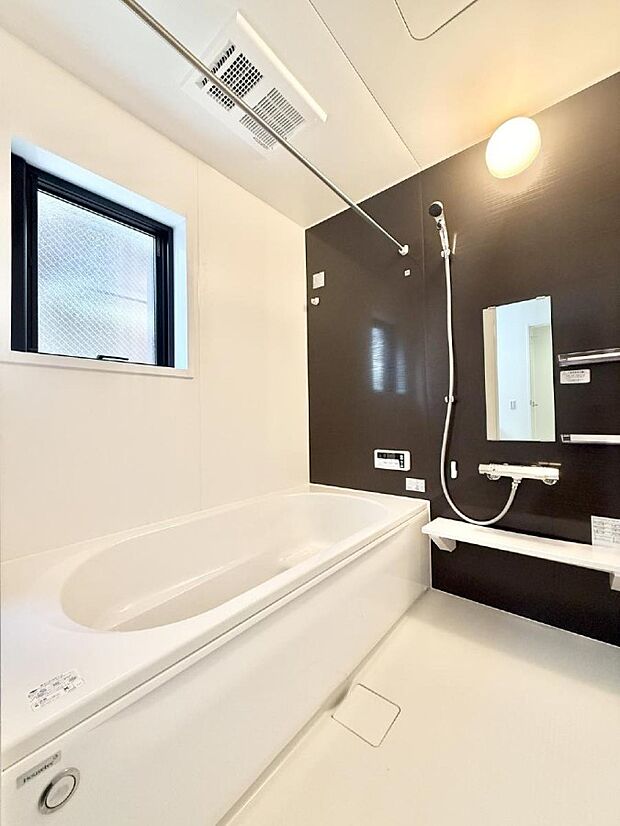 ■落ち着いた色合いの壁面、ゆっくり寛げるバスルーム