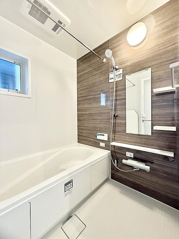 ■落ち着いた色合いの壁面、ゆっくり寛げるバスルーム