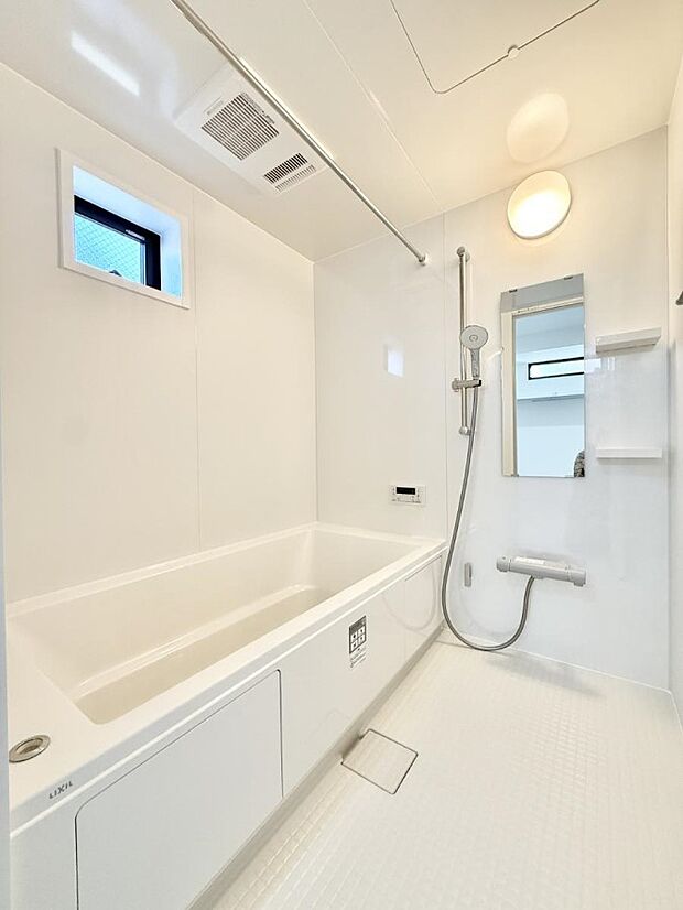 ■落ち着いた色合いの壁面、ゆっくり寛げるバスルーム