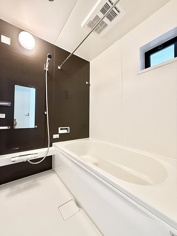 ■落ち着いた色合いの壁面、ゆっくり寛げるバスルーム