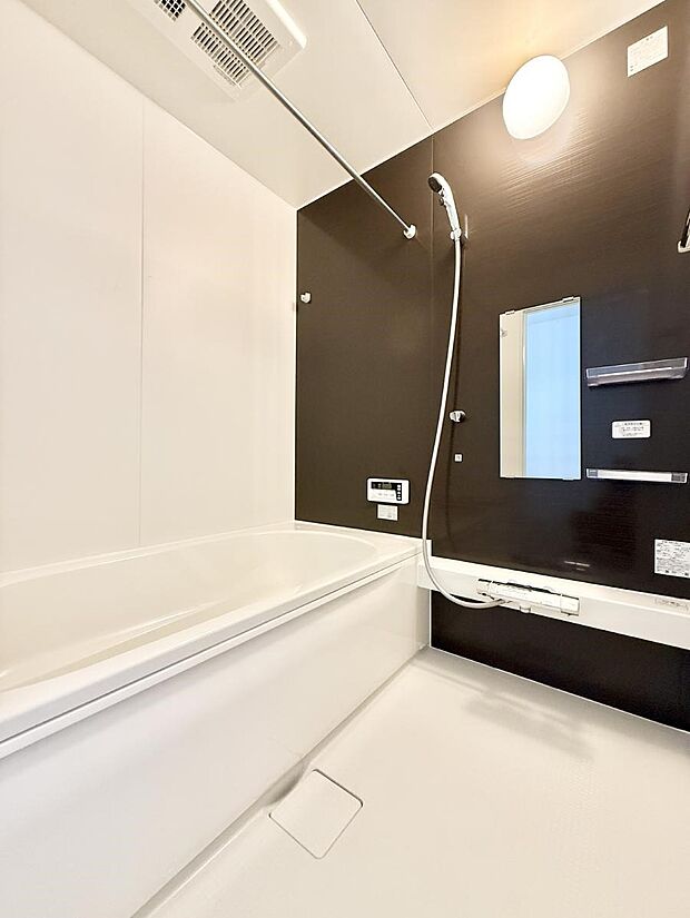 ■落ち着いた色合いの壁面、ゆっくり寛げるバスルーム