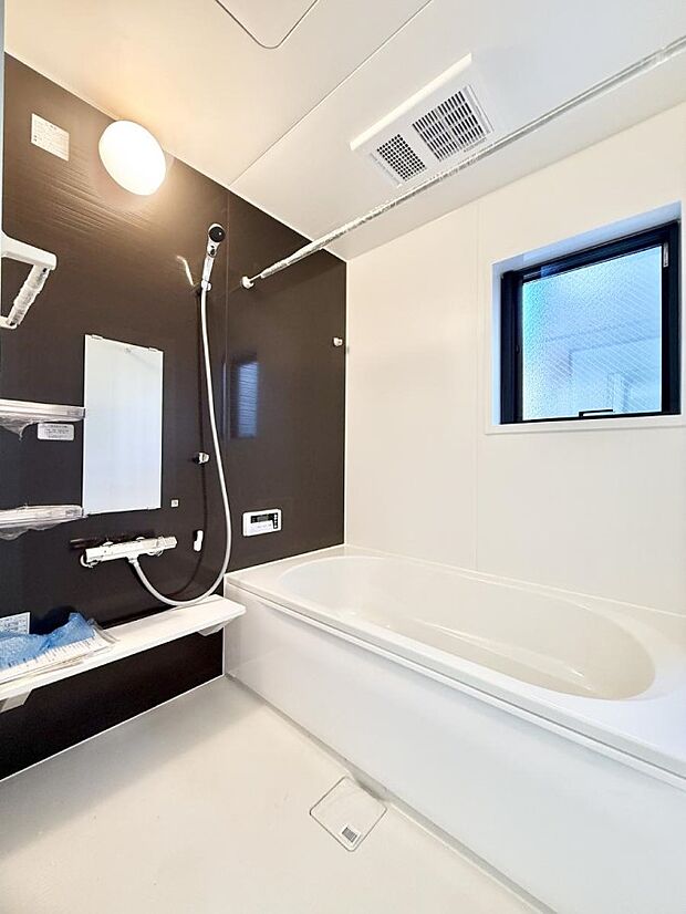 ■落ち着いた色合いの壁面、ゆっくり寛げるバスルーム