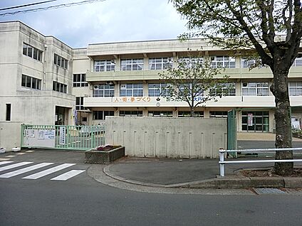 町田市立小中一貫ゆくのき学園大戸小学校 750m(10分)