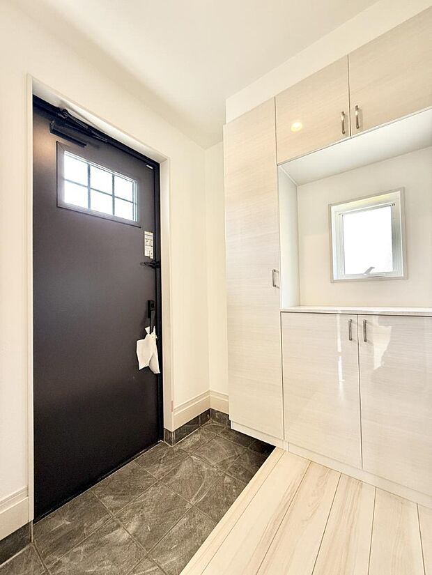 【玄関】■ 毎日を気持ちよく迎える、明るく温もりのある玄関