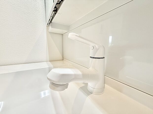 【ハンドシャワー付洗面台】■細かい部分まで洗いやすく便利なハンドシャワー付き