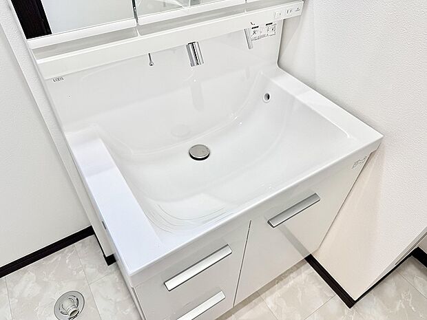 【ハンドシャワー付洗面台】■細かい部分まで洗いやすく便利なハンドシャワー付き