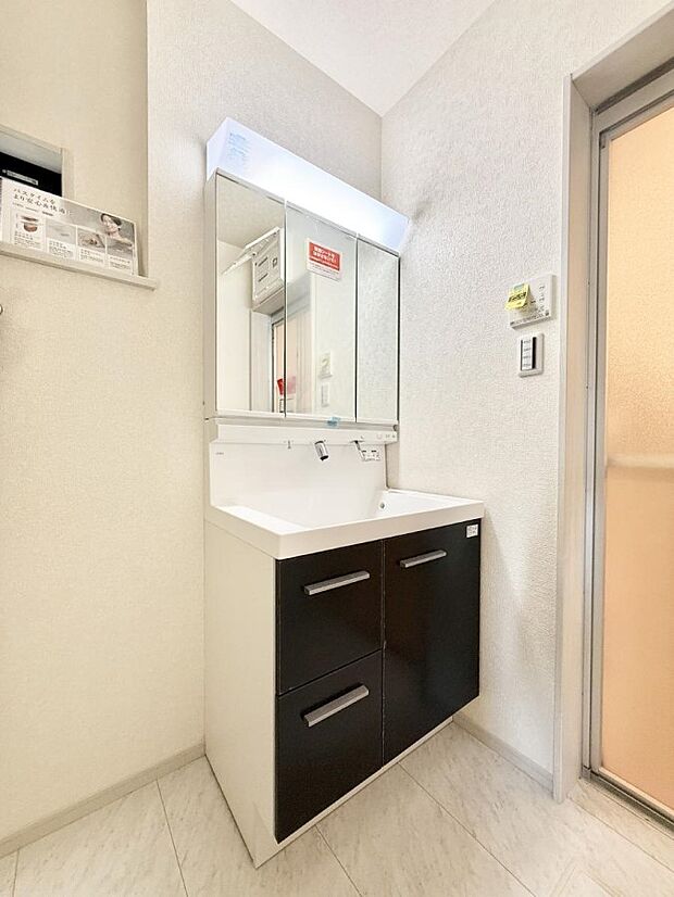 【洗面台・洗面所】1号棟  ■明るい洗面所は毎朝の歯磨きも楽しくできちゃいそうです♪