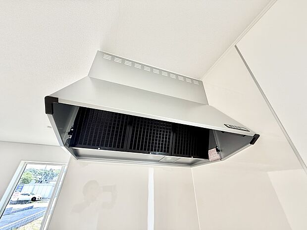 【レンジフード】■調理時の蒸気や匂いが換気扇に誘導され、効率的に排煙ができます。