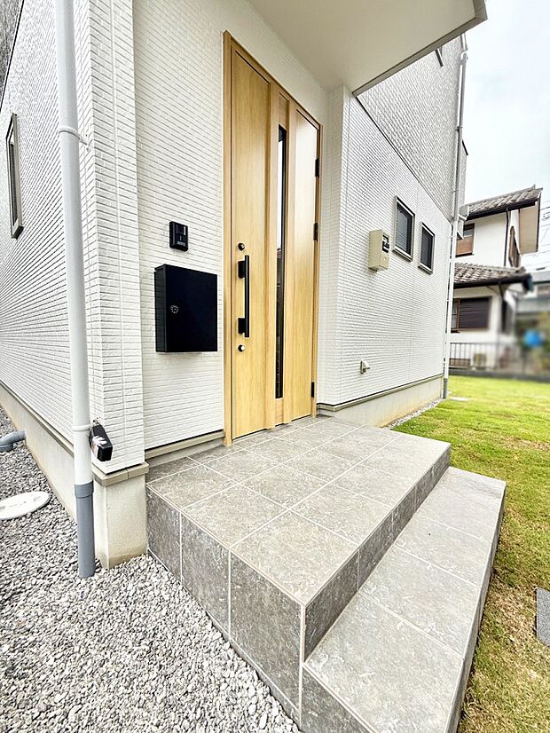 【玄関】■ シンプルで美しく、住まいの第一印象を彩る玄関です