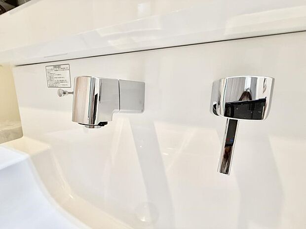 【ハンドシャワー付洗面台】■細かい部分まで洗いやすく便利なハンドシャワー付き