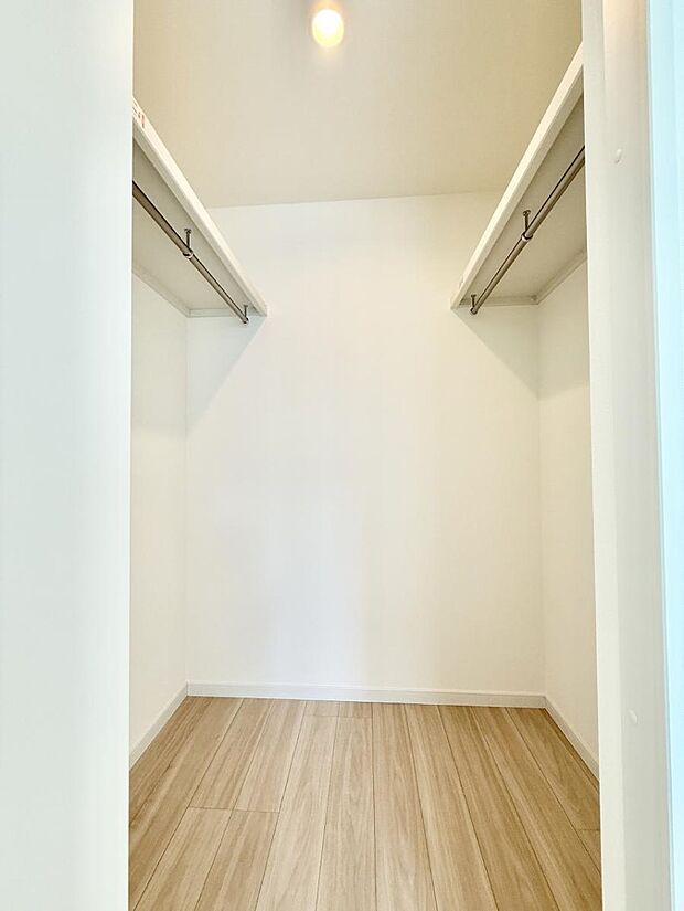 【収納】■季節の洋服も、思い出の小物もすっきり収納できるウォークインクローゼット付  