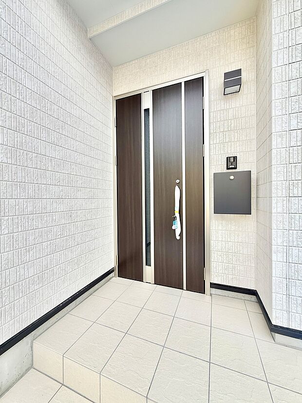 【玄関】■ 帰るたびにホッとする、安心感のある佇まい