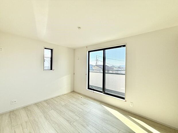 【寝室】■窓の配置や通気性の良い設計で部屋の空気がこもらず、常に新鮮な空気が流れます