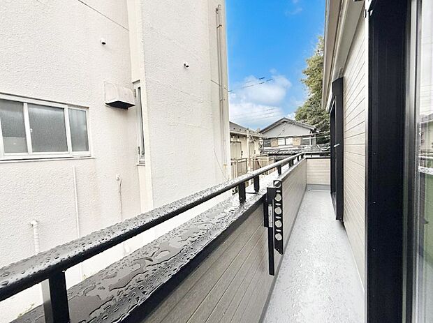 【バルコニー】■ 朝のコーヒーや夜の星空を楽しむ、癒しの場所