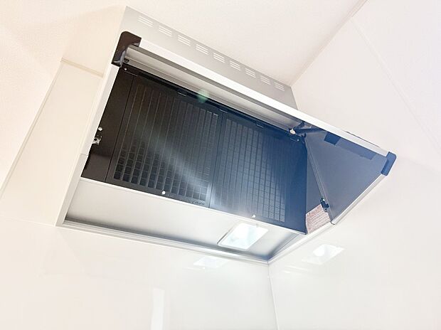 【レンジフード】■調理時の蒸気や匂いが換気扇に誘導され、効率的に排煙ができます。