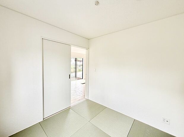 【リビング以外の居室】■落ち着いた色合いのお部屋で穏やかな時間を楽しめます