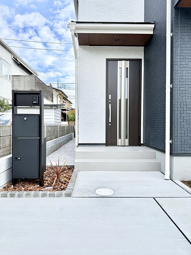 【玄関】■ シンプルで美しく、住まいの第一印象を彩る玄関です