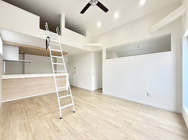 【リビング】■家族の時間を彩る、快適で癒される空間