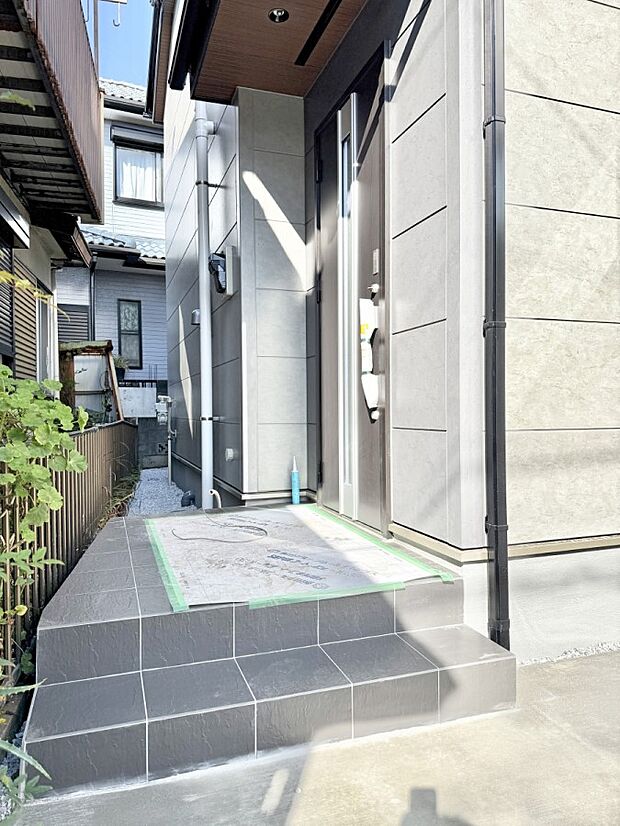 【玄関】■ 家族とゲストをやさしく迎える、心温まる玄関