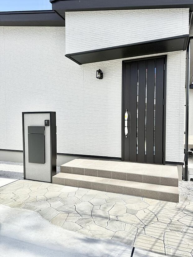 【玄関】■ 帰るたびにホッとする、安心感のある佇まい