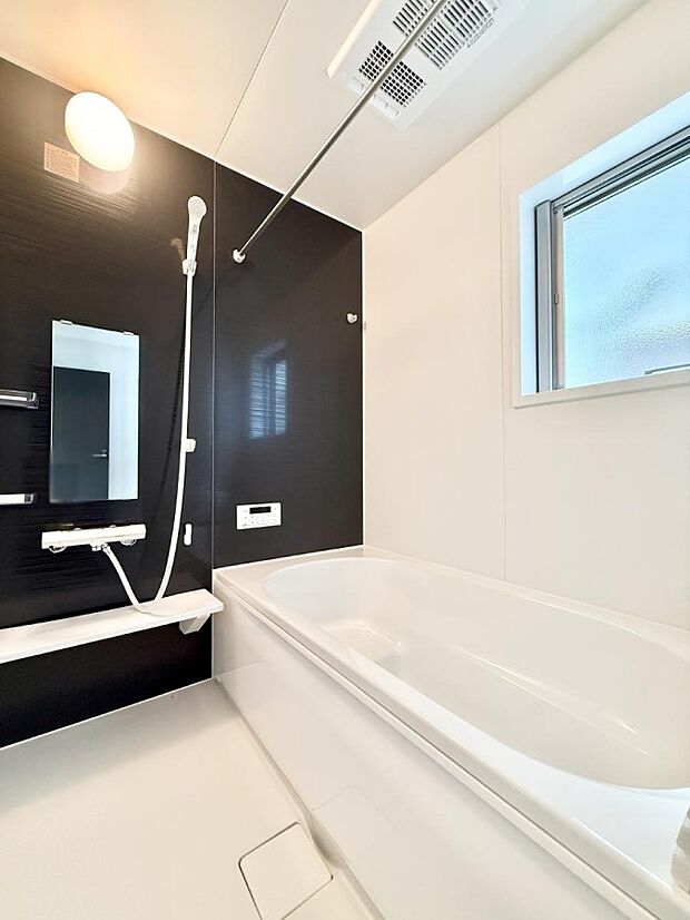 【浴室】■落ち着いた色合いの壁面、ゆっくり寛げるバスルーム