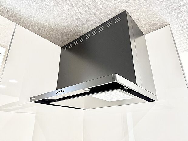 【レンジフード】■調理時の蒸気や匂いが換気扇に誘導され、効率的に排煙ができます。