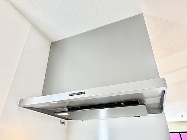 【レンジフード】■調理時の蒸気や匂いが換気扇に誘導され、効率的に排煙ができます。