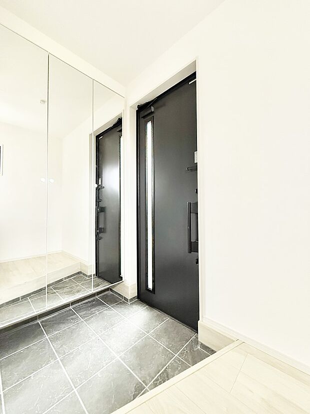 【玄関】■ 家族やゲストをやさしく迎える、心地よい空間