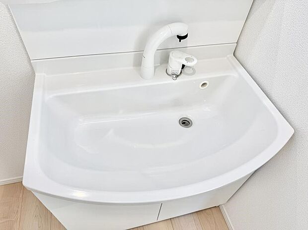 【ハンドシャワー付洗面台】■細かい部分まで洗いやすく便利なハンドシャワー付き