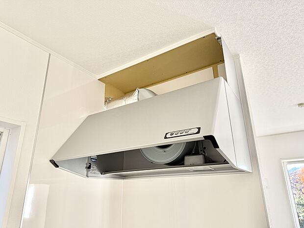 【レンジフード】■調理時の蒸気や匂いが換気扇に誘導され、効率的に排煙ができます。