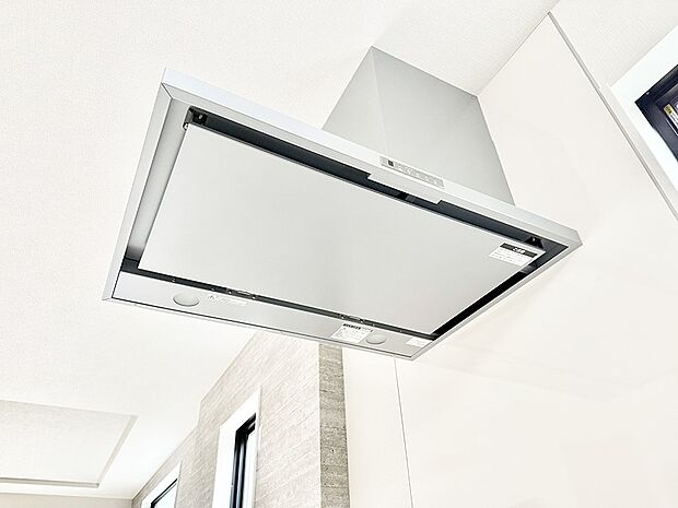 【レンジフード】■調理時の蒸気や匂いが換気扇に誘導され、効率的に排煙ができます。