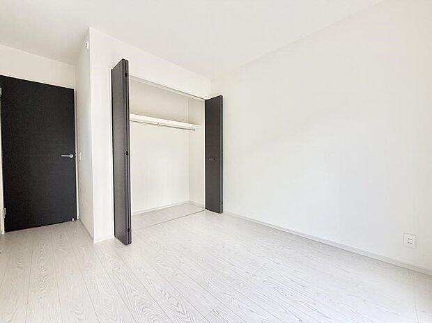 【リビング以外の居室】■落ち着いた色合いのお部屋で穏やかな時間を楽しめます