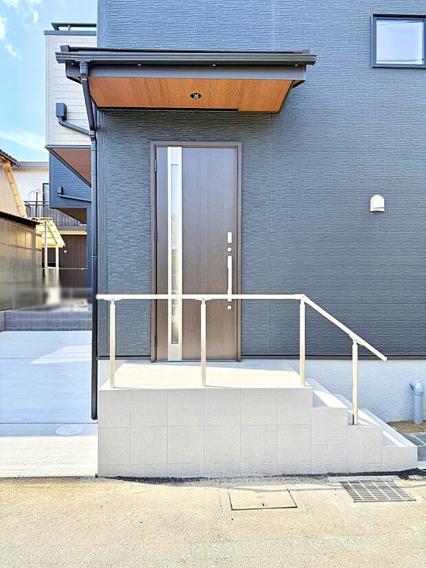 【玄関】■ シンプルで美しく、住まいの第一印象を彩る玄関です