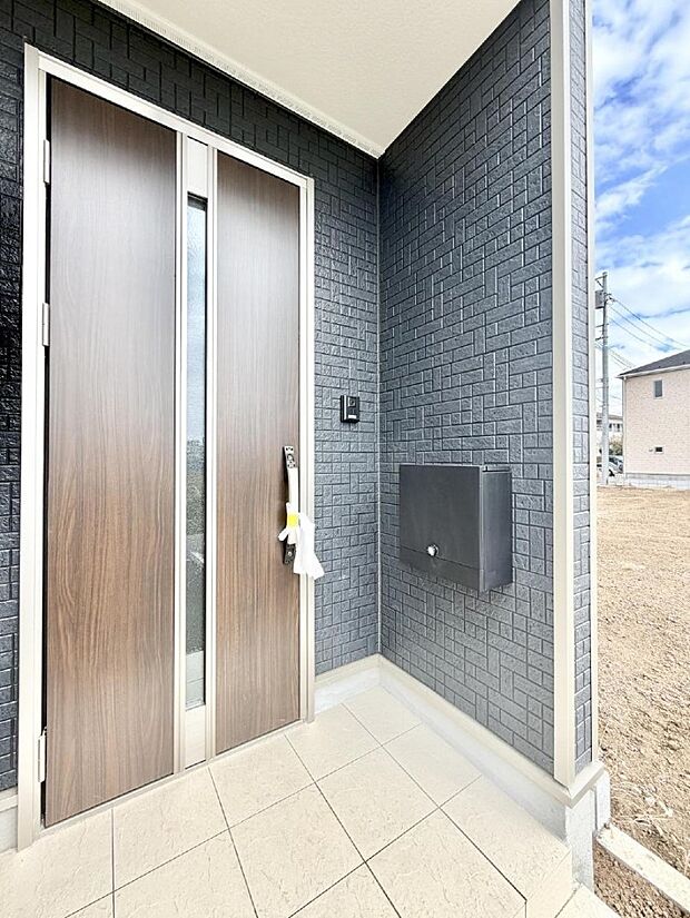 【玄関】■ 家族とゲストをやさしく迎える、心温まる玄関