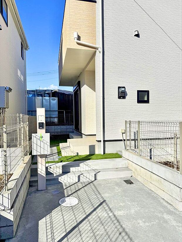 【玄関】■ シンプルで美しく、住まいの第一印象を彩る玄関です