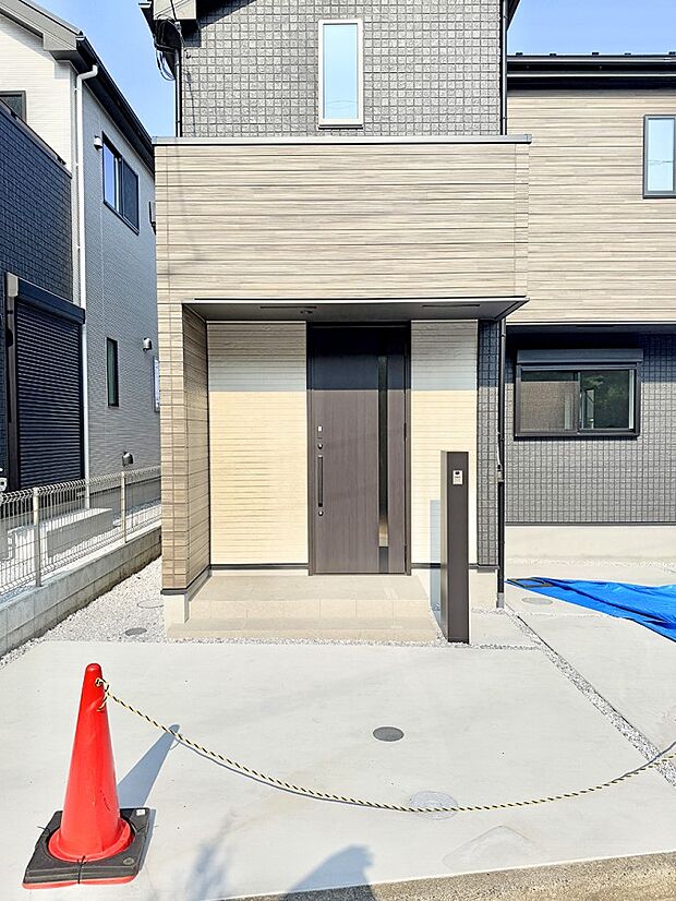 【玄関】■ 帰るたびにホッとする、安心感のある佇まい