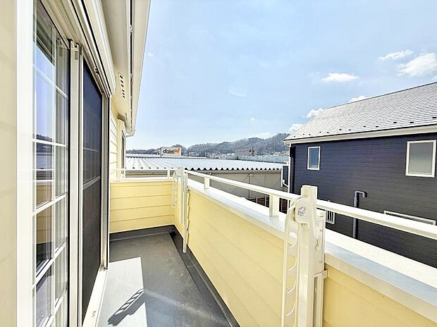 【バルコニー】■ 朝のコーヒーや夜の星空を楽しむ、癒しの場所