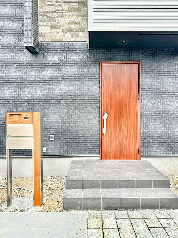 【玄関】■ 帰るたびにホッとする、安心感のある佇まい