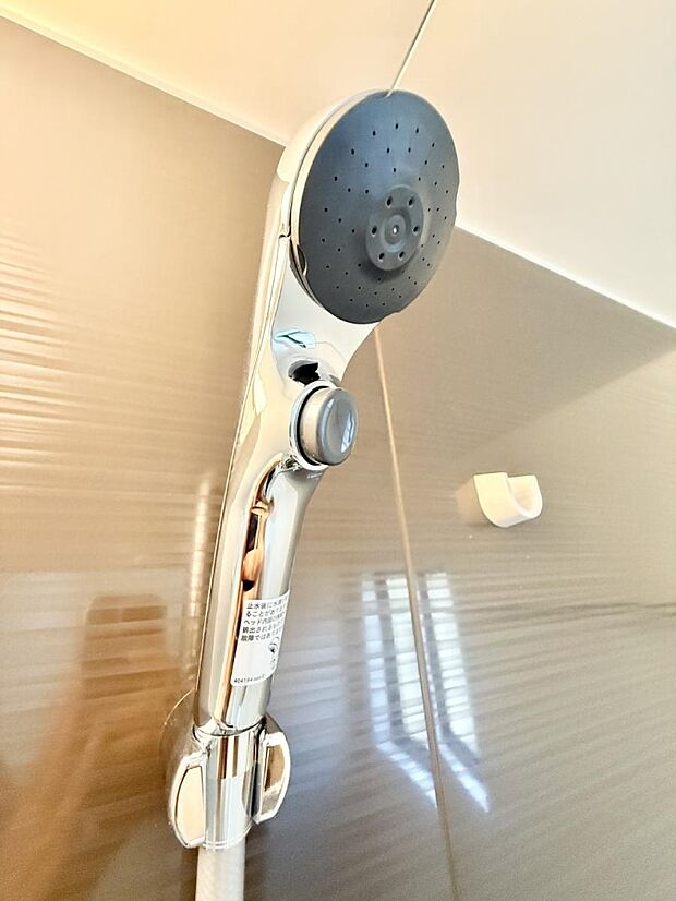 【止水シャワーヘッド】■手元で簡単に止水できるため、水の無駄遣いを減らすことができます。
