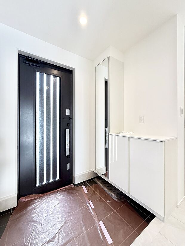 【玄関】■ 家族やゲストをやさしく迎える、心地よい空間