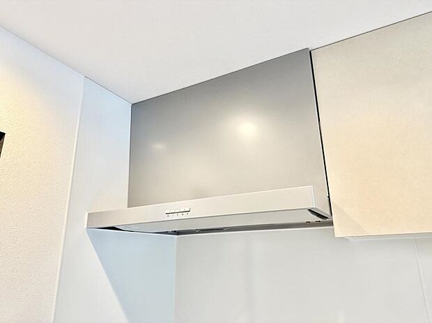【レンジフード】■調理時の蒸気や匂いが換気扇に誘導され、効率的に排煙ができます。