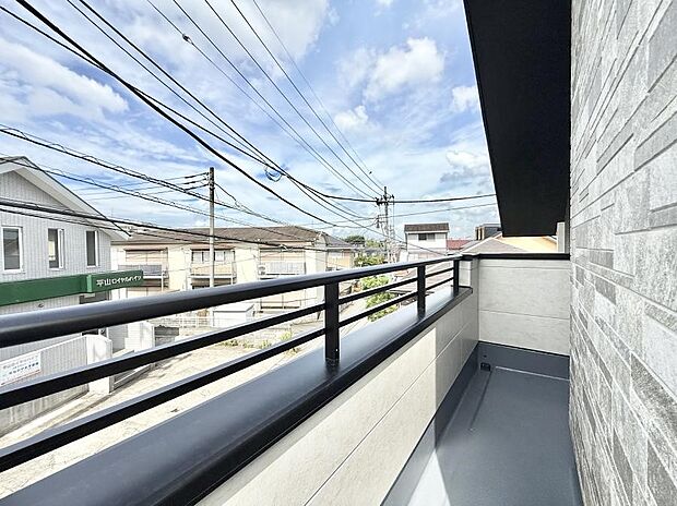 【バルコニー】■ 心地よい風と光を感じる、くつろぎのバルコニー