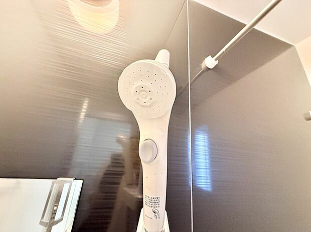 【止水シャワーヘッド】■手元で簡単に止水できるため、水の無駄遣いを減らすことができます。