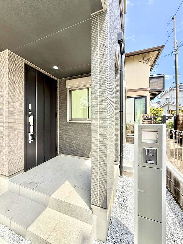 【玄関】■ シンプルで美しく、住まいの第一印象を彩る玄関です