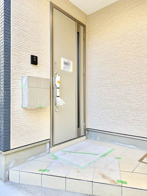 【玄関】■ シンプルで美しく、住まいの第一印象を彩る玄関です