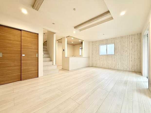 【リビング】■光と風を感じる、リラックスできる空間