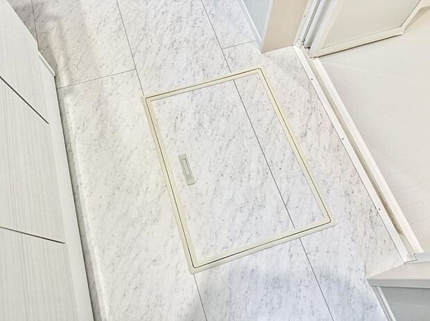 【床下収納】■隠れた収納スペースで家全体がスッキリ