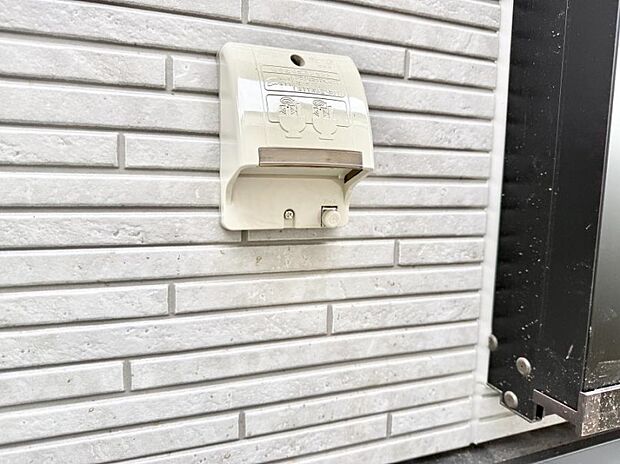 【屋外コンセント】■屋外に電源コンセントがあれば、高圧洗浄機で窓や外壁を掃除するなど便利です。